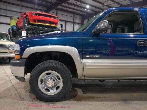 Used 2000 Chevrolet Silverado 2500 LS w/ Firm Ride Suspension Pkg image 3