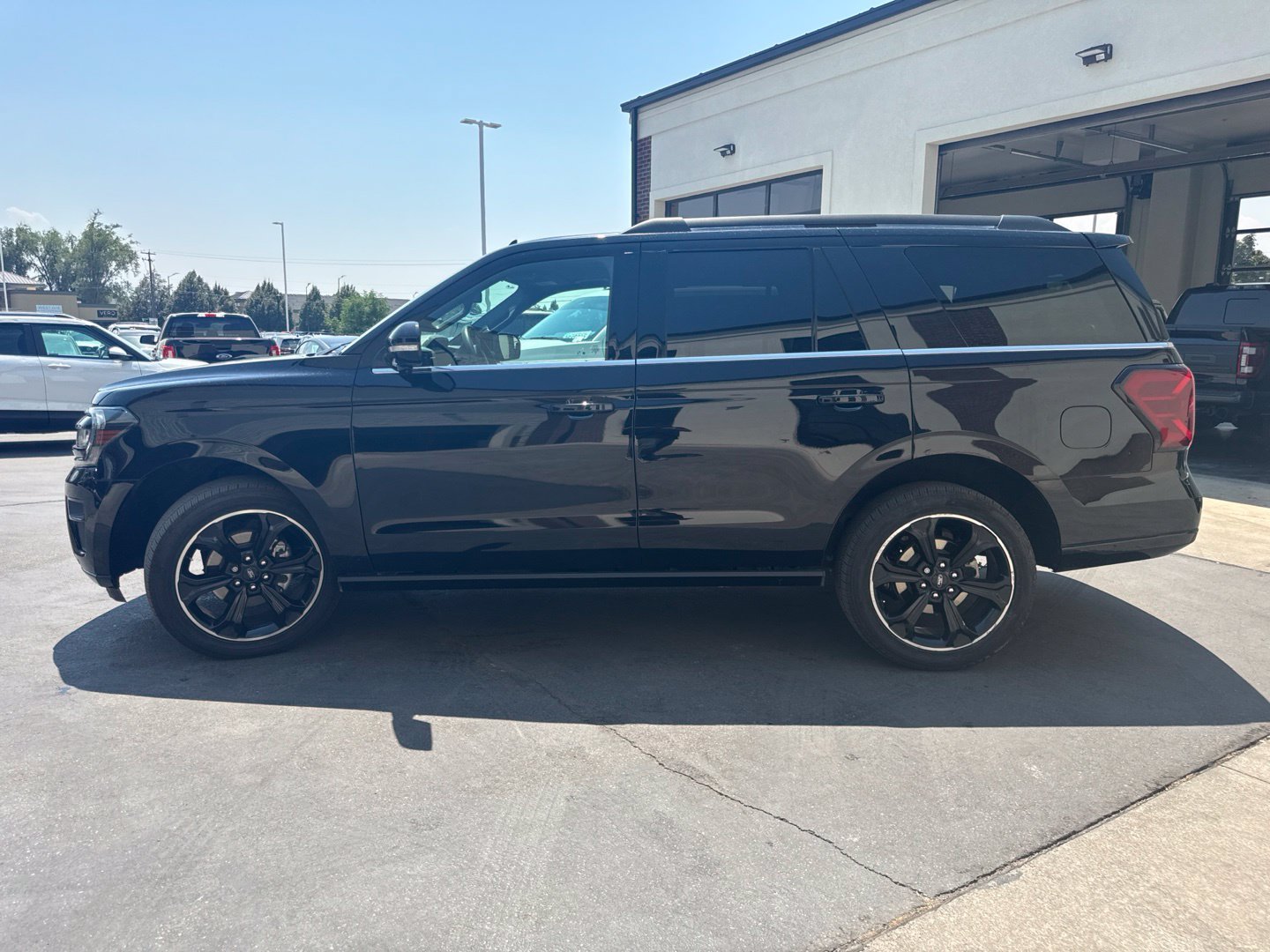 Used 2024 Ford Expedition Limited AWD/4WD image 5