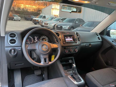 Used 2017 Volkswagen Tiguan Limited image 8