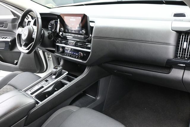 Used 2025 Nissan Pathfinder SV FWD image 34