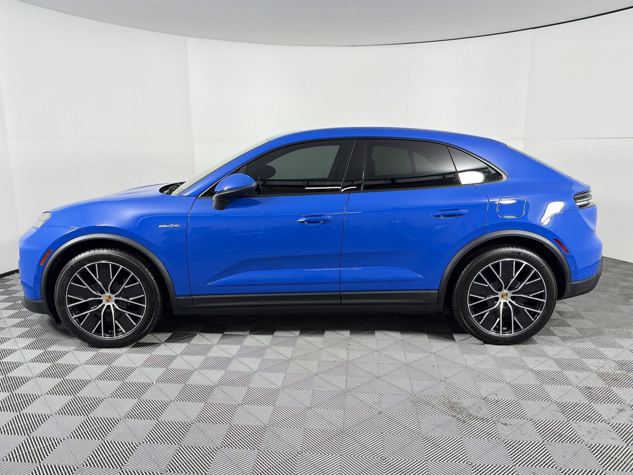 Used 2026 Porsche Macan Electric RWD image 2