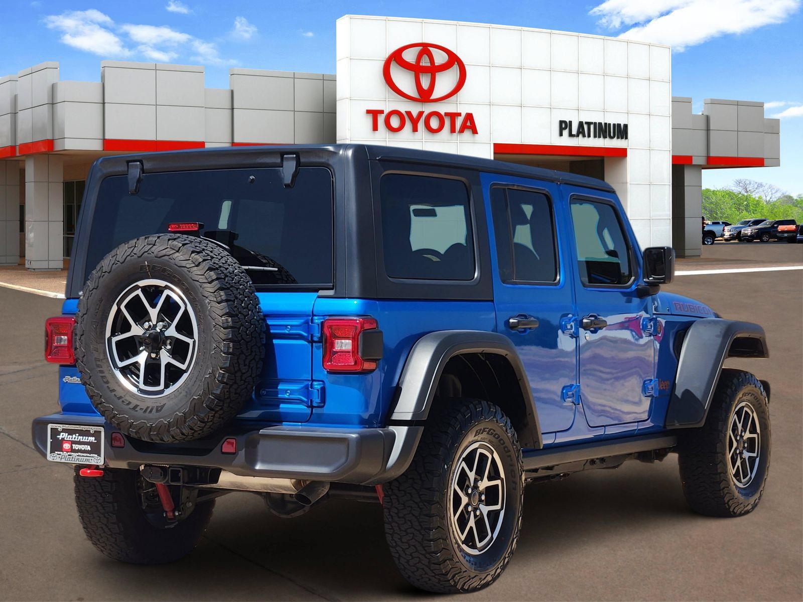 Used 2025 Jeep Wrangler Unlimited Rubicon w/ Convenience Group AWD/4WD image 4