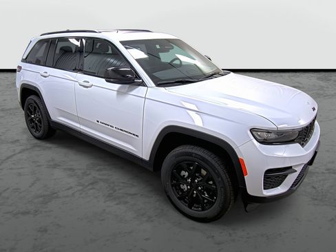 New 2025 Jeep Grand Cherokee Altitude image 5