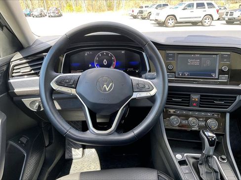 Used 2023 Volkswagen Jetta SE FWD image 17