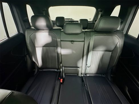 Used 2023 Volkswagen Tiguan SE R-Line image 13