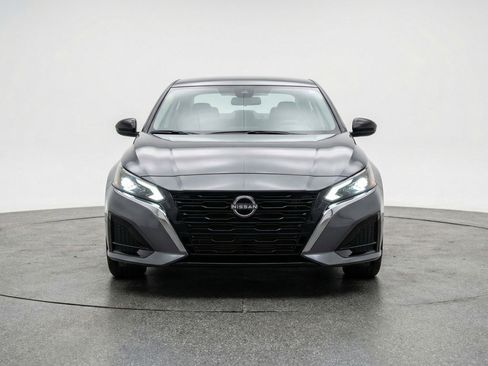 Used 2025 Nissan Altima 2.5 SV image 2