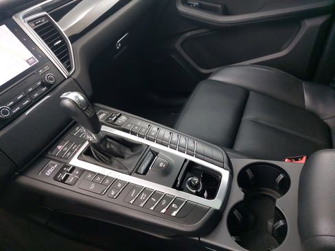 Certified 2018 Porsche Macan image 27