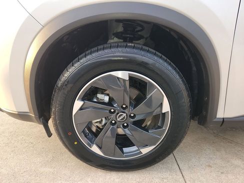 Used 2025 Nissan Rogue SV image 29