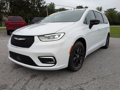 Used 2024 Chrysler Pacifica Touring-L