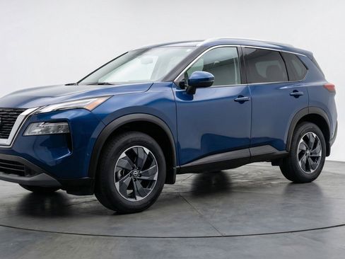 Used 2025 Nissan Rogue SV image 3