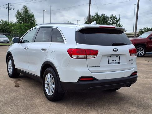 Used 2018 Kia Sorento FWD image 2