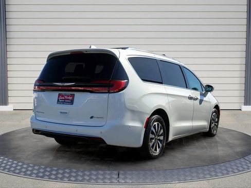 Used 2021 Chrysler Pacifica Touring-L FWD image 7