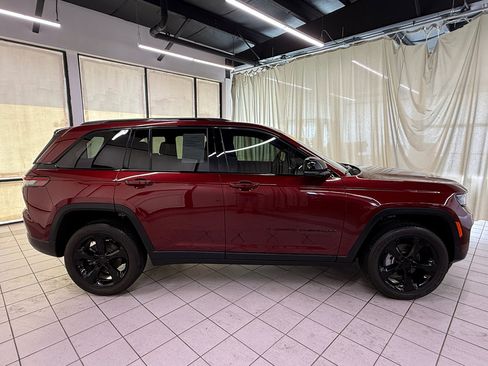 Used 2024 Jeep Grand Cherokee Altitude AWD/4WD image 3