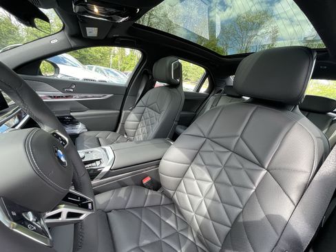 Used 2026 BMW 740i xDrive AWD/4WD image 9