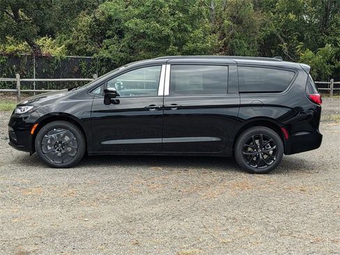 New 2026 Chrysler Pacifica Limited w/ S Appearance Package image 5