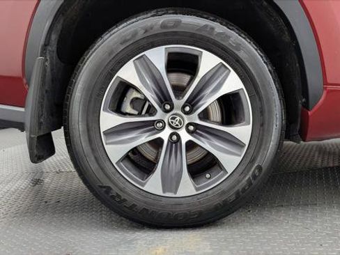 Used 2024 Toyota Highlander XLE image 31