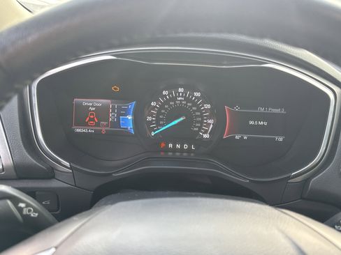 Used 2020 Ford Fusion SE w/ Equipment Group 151A FWD image 9