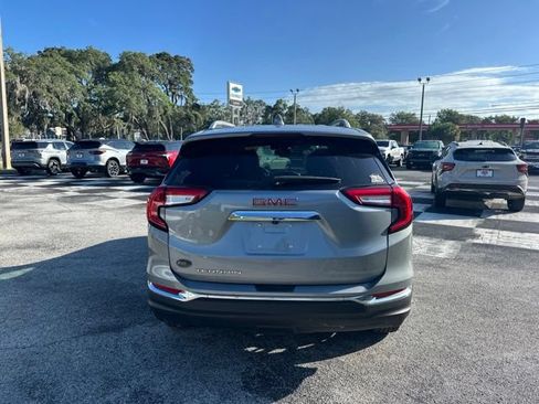 Used 2024 GMC Terrain SLT FWD image 4