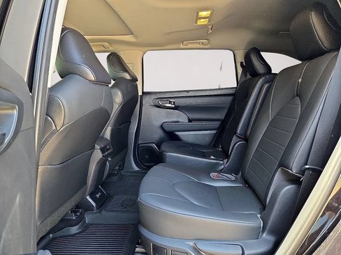Used 2021 Toyota Highlander XLE AWD/4WD image 16