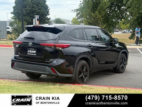 Used 2022 Toyota Highlander LE AWD/4WD image 7
