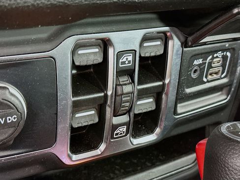 Used 2025 Jeep Wrangler Sport S image 15