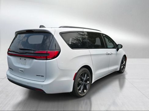Used 2025 Chrysler Pacifica Limited FWD image 3