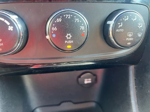 Used 2012 Chrysler 200 Touring image 14