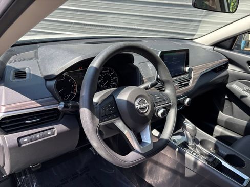 Used 2025 Nissan Altima 2.5 SV FWD image 33