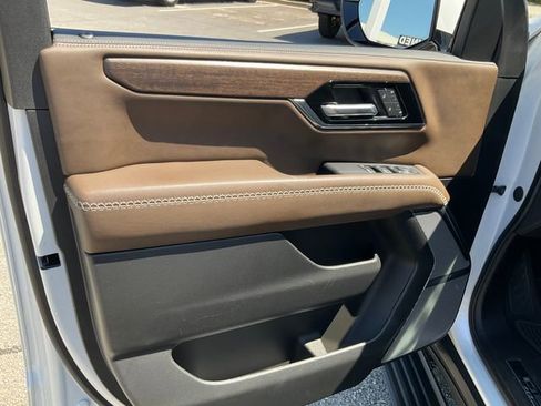 Used 2025 GMC Yukon Denali Ultimate AWD/4WD image 7