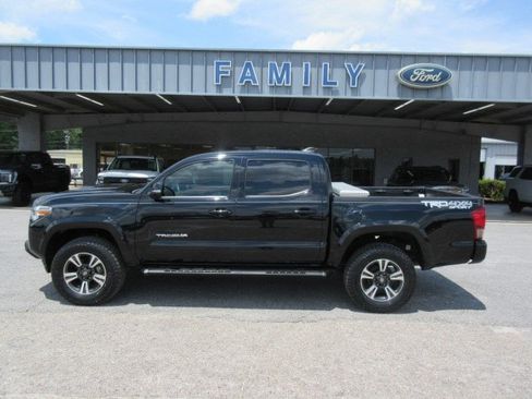Used 2017 Toyota Tacoma TRD Sport w/ Tow Package (A/T) AWD/4WD image 2