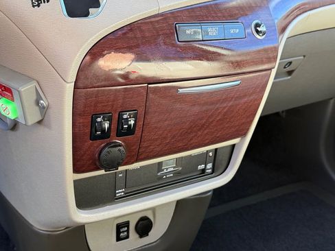 Used 2013 Toyota Sienna XLE w/ Premium Pkg image 29