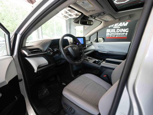 Used 2025 Toyota Sienna LE w/ LE Plus Package AWD/4WD image 8
