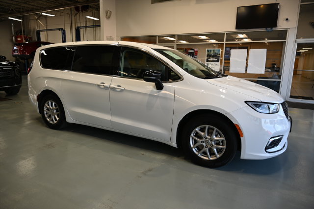 Used 2024 Chrysler Pacifica Touring-L FWD image 4