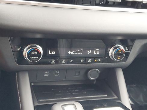 New 2025 Mitsubishi Outlander SE image 18