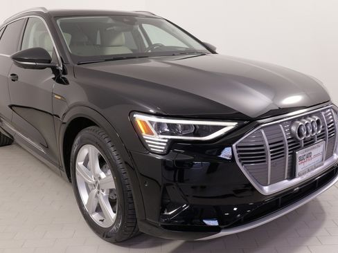 Used 2019 Audi e-tron Prestige w/ Prestige Package image 7