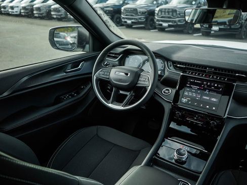 New 2025 Jeep Grand Cherokee Laredo w/ Luxury Tech Group I image 15