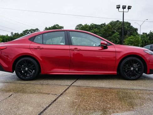Used 2025 Toyota Camry SE FWD image 3