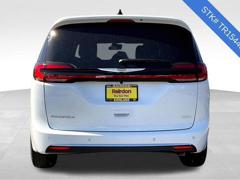 New 2026 Chrysler Pacifica Select image 4