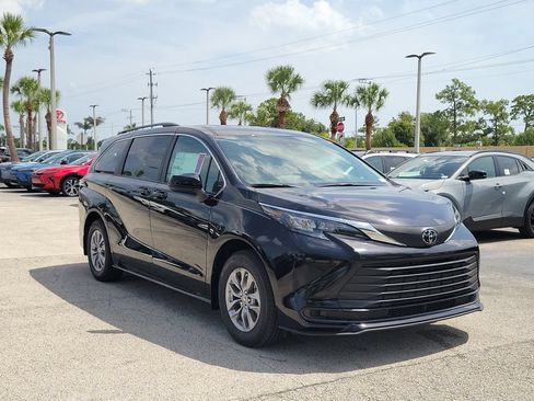 New 2026 Toyota Sienna LE FWD image 3