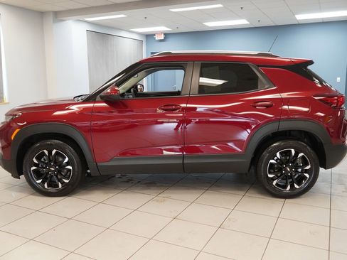 Used 2023 Chevrolet TrailBlazer LT w/ Convenience Package FWD image 2