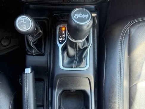 Used 2019 Jeep Wrangler Unlimited Sahara w/ LED Lighting Group AWD/4WD image 12