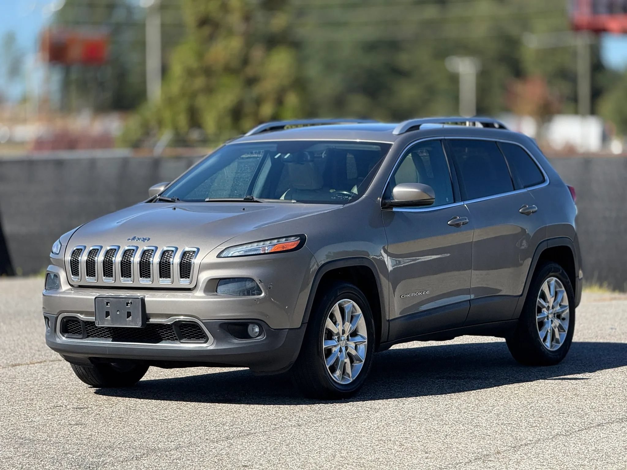 Used 2017 Jeep Cherokee Limited AWD/4WD image 6