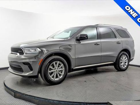 Used 2023 Dodge Durango SXT image 2
