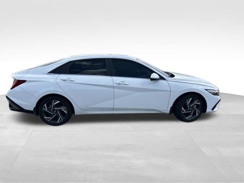 Used 2025 Hyundai Elantra SEL FWD image 6
