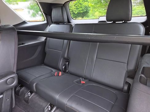 Used 2018 Chevrolet Traverse LT w/ LPO, Black Accent Package FWD image 11