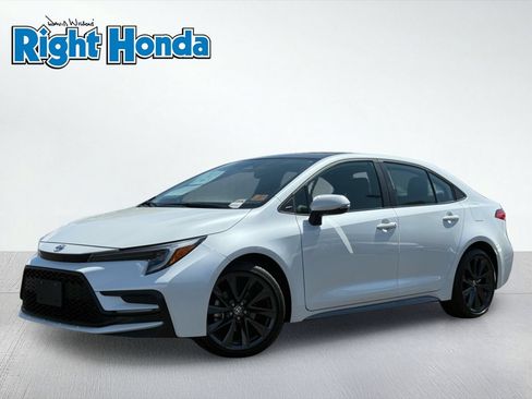 Used 2025 Toyota Corolla SE FWD image 2