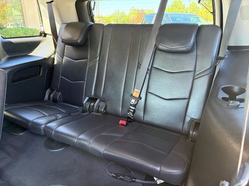 Used 2018 Cadillac Escalade Luxury AWD/4WD image 6