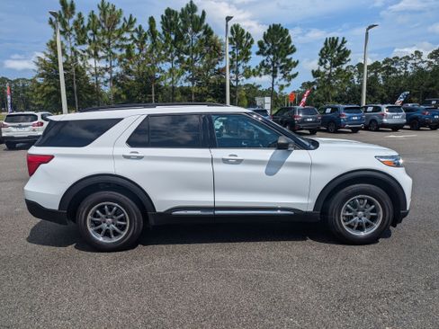 Used 2021 Ford Explorer XLT image 3
