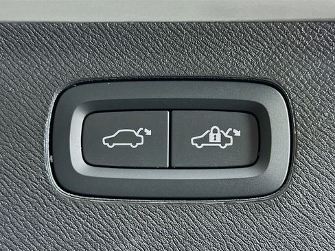 Used 2024 Volvo XC90 B6 Ultimate w/ Protection Package Premier image 32