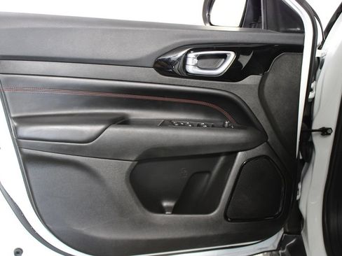 Used 2025 Jeep Compass Trailhawk AWD/4WD image 6